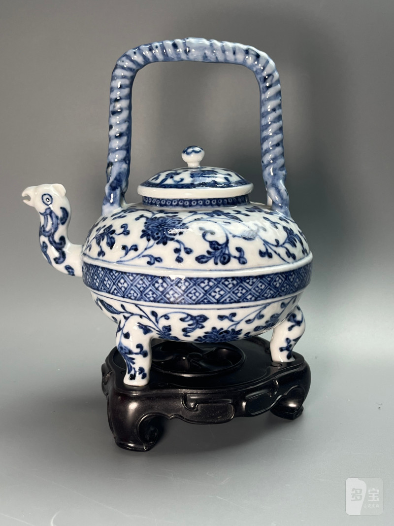 清乾隆  青花缠枝莲纹小盉壶（带木座） - 图2